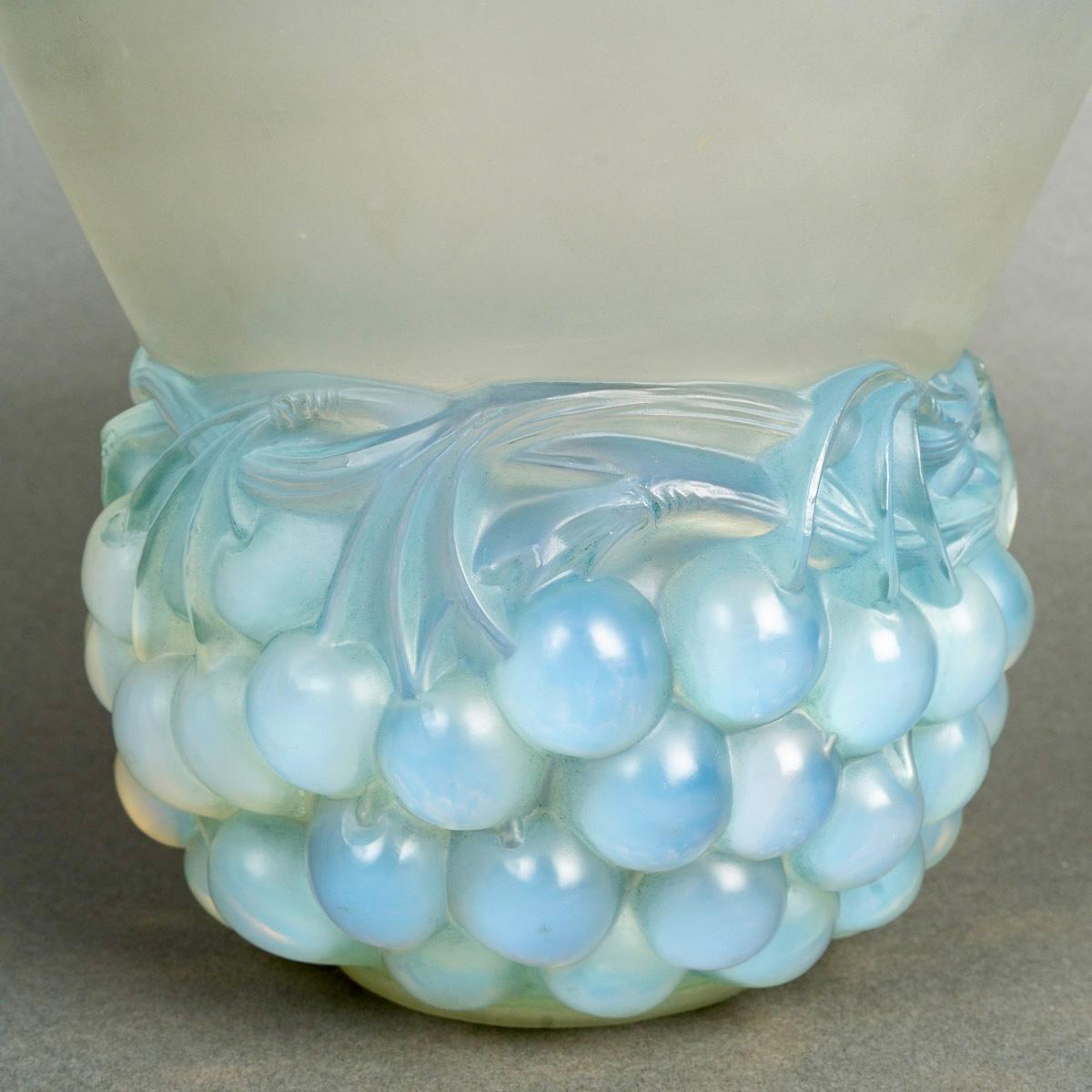 1930 René Lalique Vase Cerises Kirschen Opaleszierendes Glas mit blauer Patina (Geformt) im Angebot