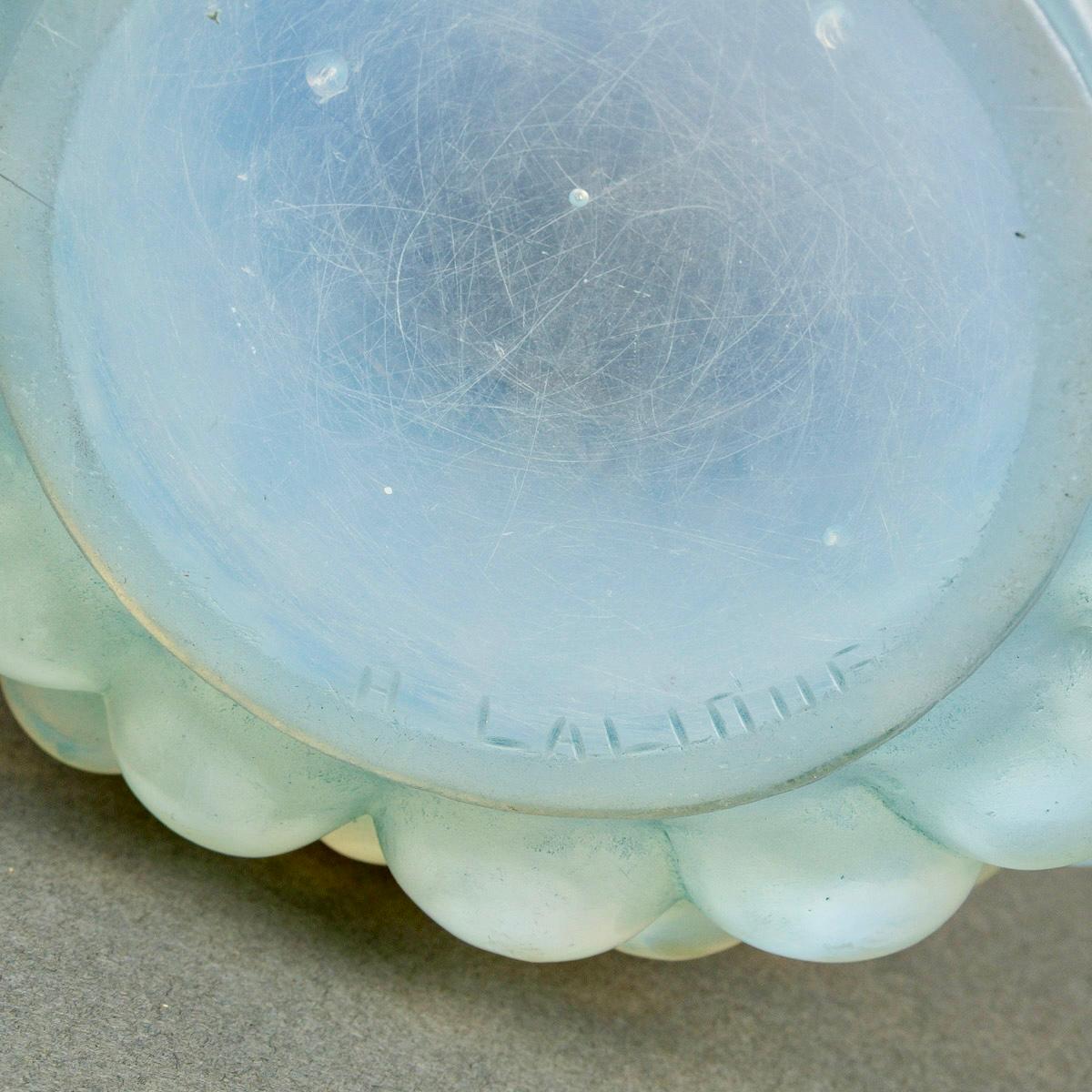 1930 René Lalique Vase Cerises Kirschen Opaleszierendes Glas mit blauer Patina im Zustand „Gut“ im Angebot in Boulogne Billancourt, FR