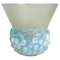 1930 René Lalique Vaso Cerises Cherries Vetro opalescente con patina blu