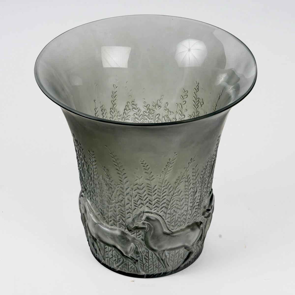 Art Déco 1930 Rene Lalique Vaso Chevaux Horses Vetro grigio con patina bianca in vendita