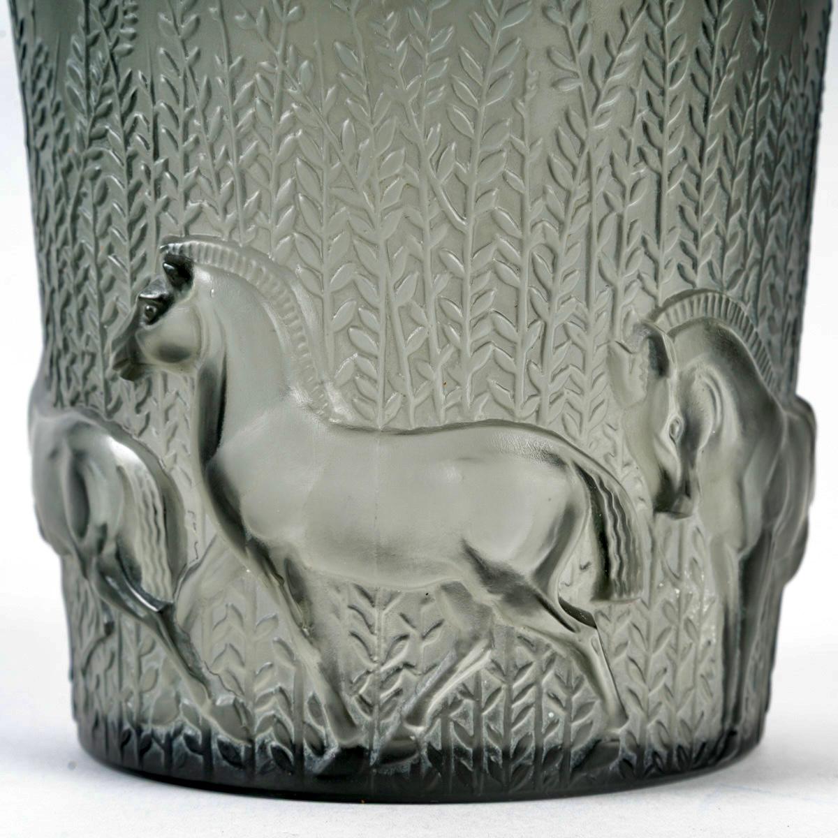 Francese 1930 Rene Lalique Vaso Chevaux Horses Vetro grigio con patina bianca in vendita