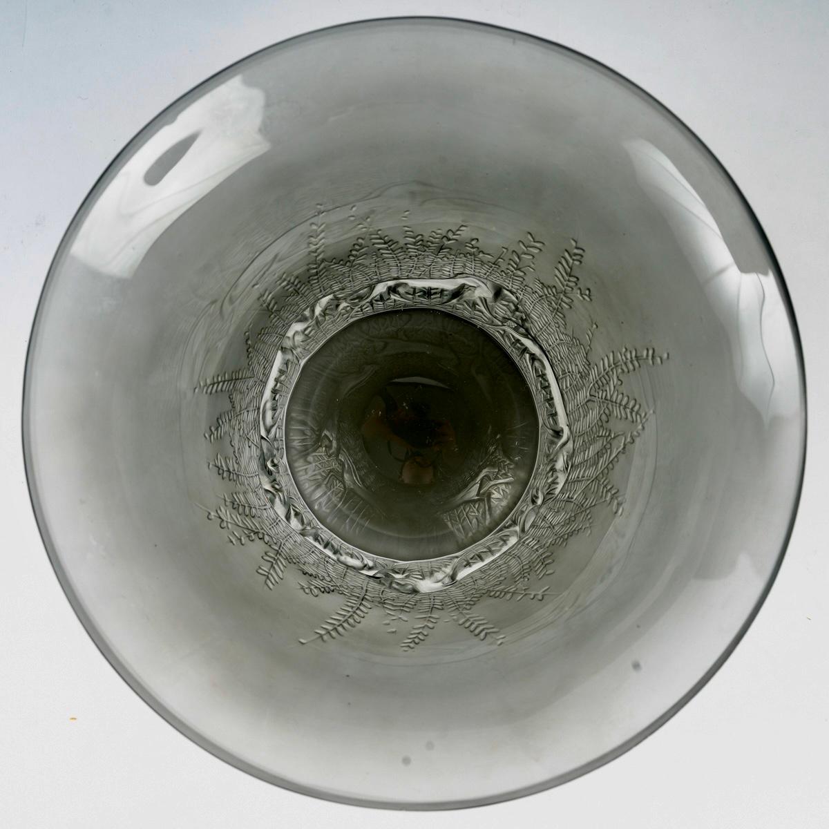 Stampato 1930 Rene Lalique Vaso Chevaux Horses Vetro grigio con patina bianca in vendita