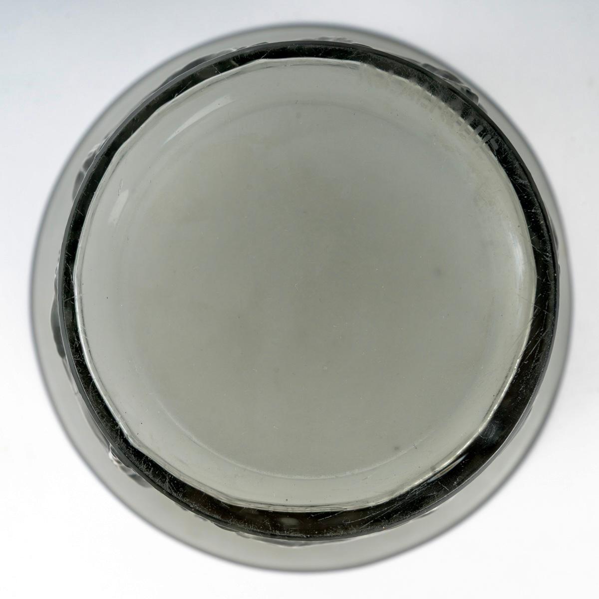 1930 Rene Lalique Vaso Chevaux Horses Vetro grigio con patina bianca In condizioni buone in vendita a Boulogne Billancourt, FR