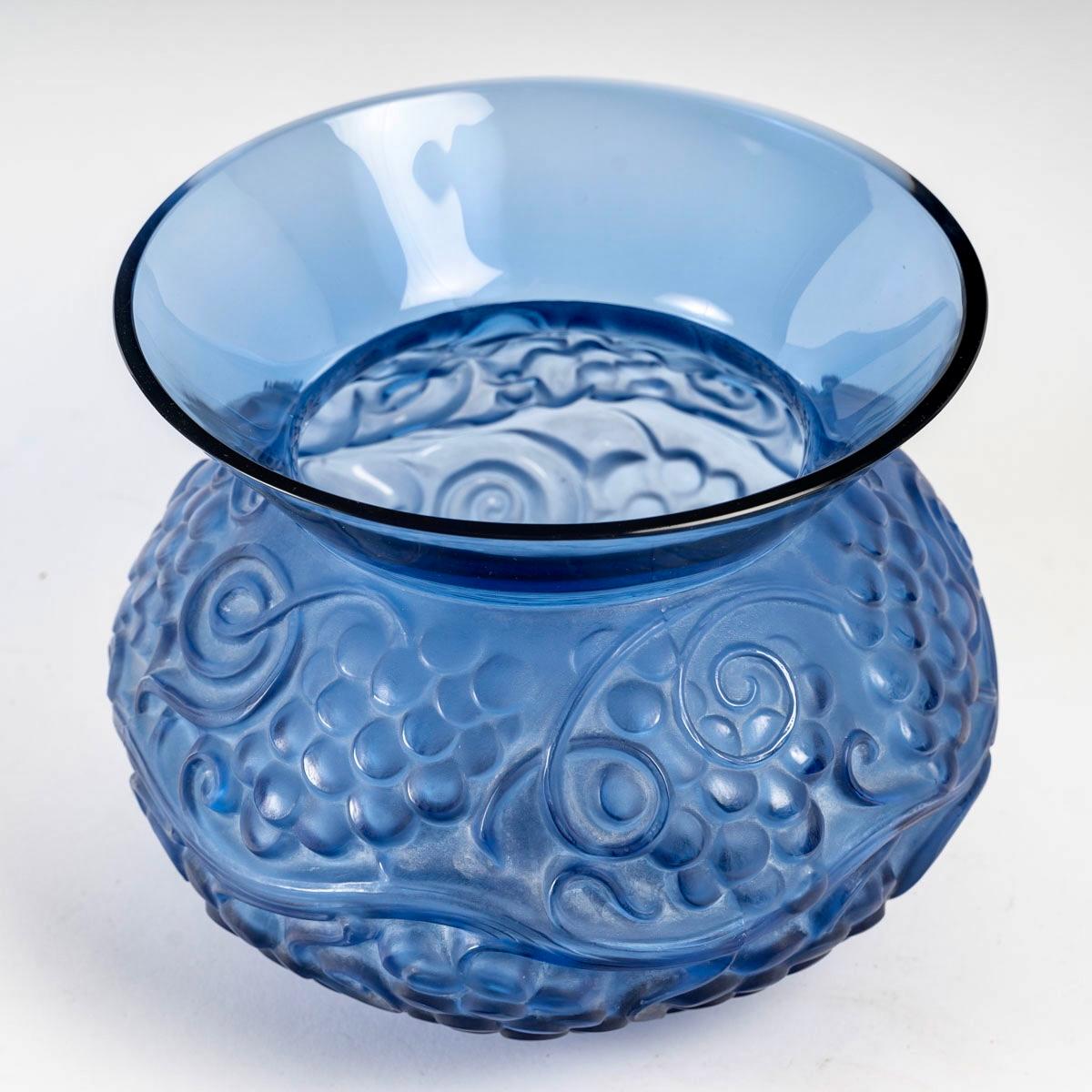 Art Deco 1930 René Lalique Vase Fontainebleau Navy Blue Glass with White Patina For Sale