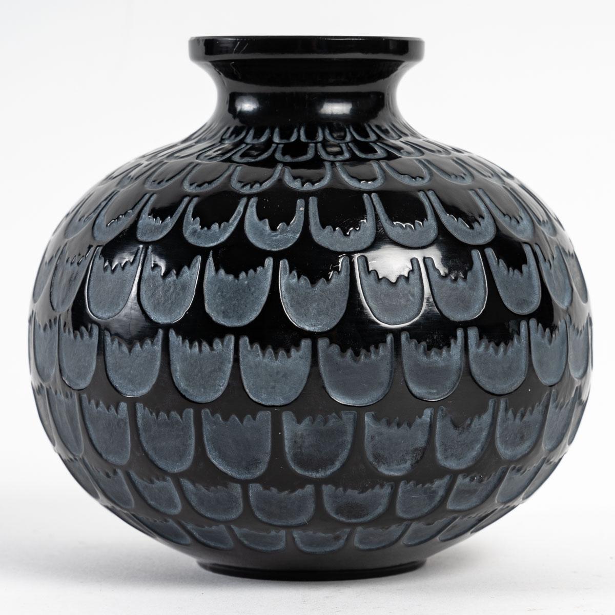 Art Deco 1930 René Lalique, Vase Grenade Black Glass with White Patina