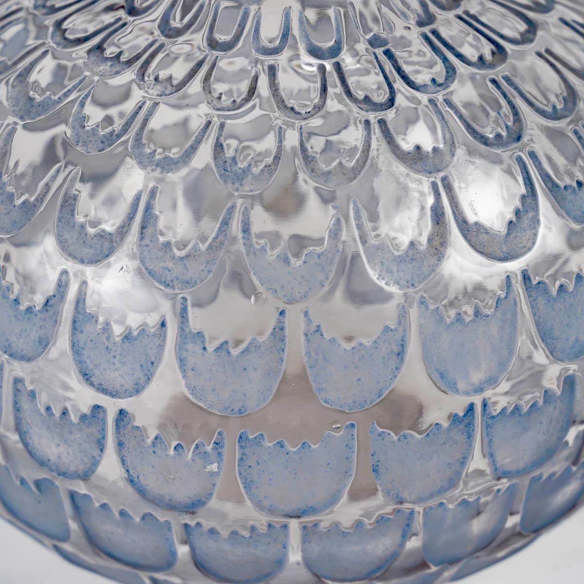 1930 Rene Lalique Vase Grenade Klarglas mit blauer Patina (Art déco) im Angebot