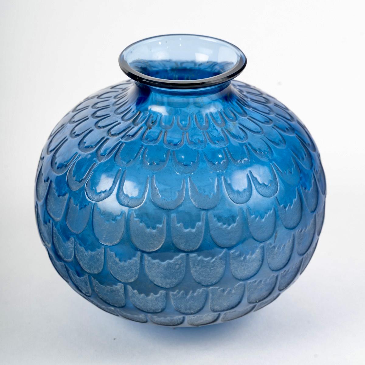 1930 René Lalique Jarrón Granada Vidrio azul marino Art Decó en venta