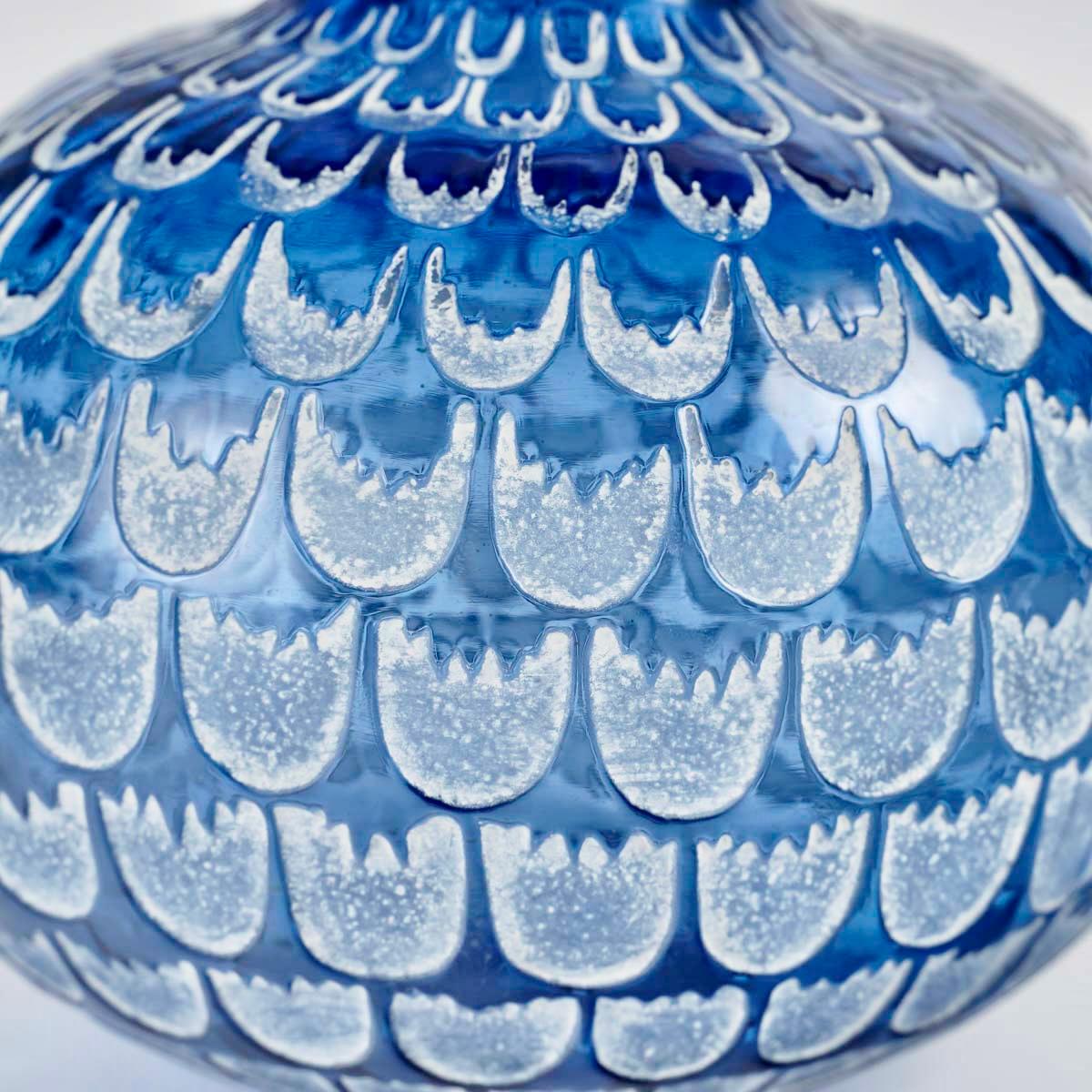 Art déco 1930 Rene Lalique Vase Grenade Verre bleu marine avec Patina blanche en vente