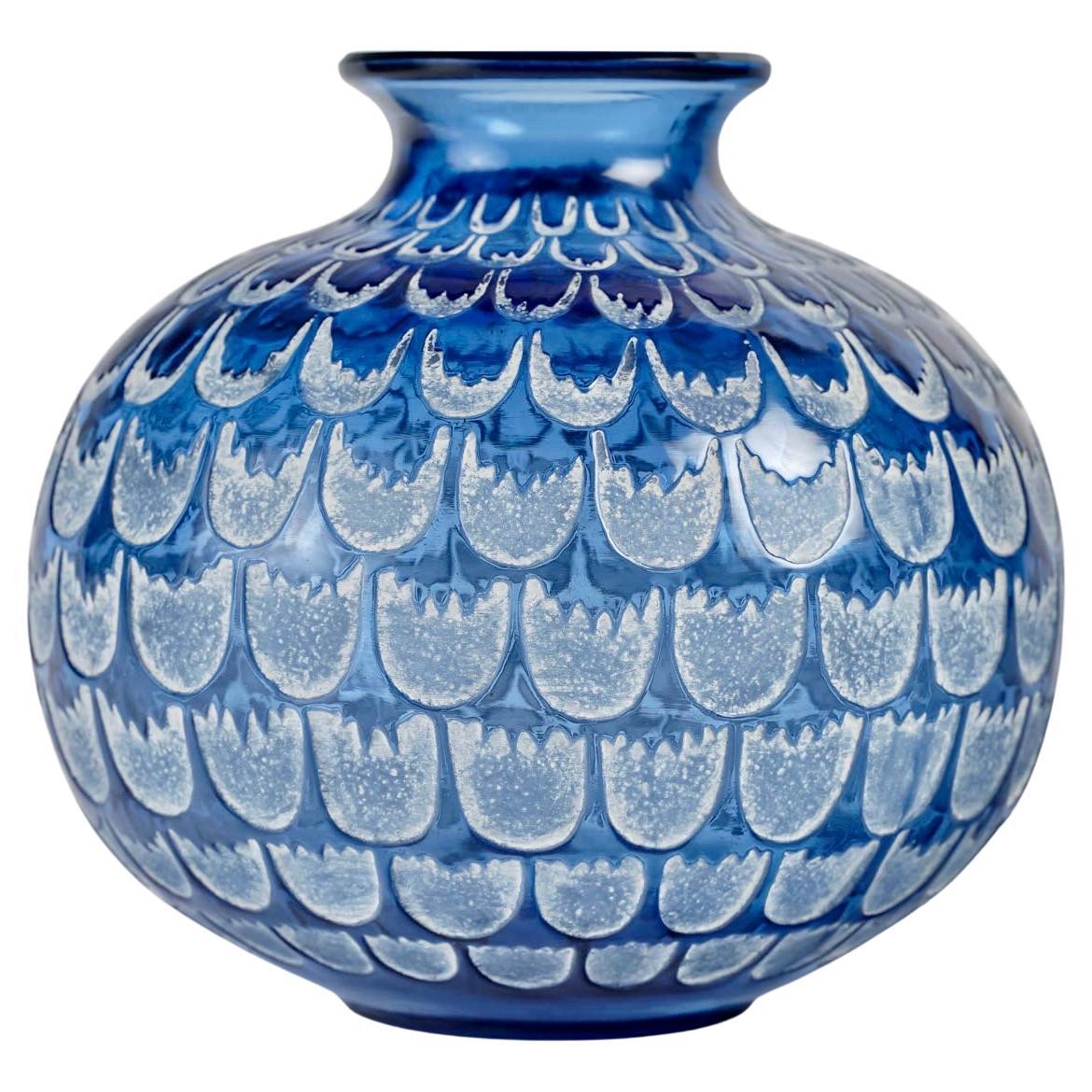 1930 Rene Lalique Vase Grenade Verre bleu marine avec Patina blanche en vente