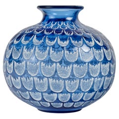 1930 Rene Lalique Vase Grenade Verre bleu marine avec Patina blanche