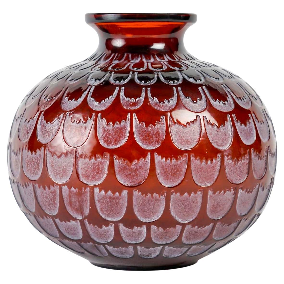 Rene Lalique-Vase aus rotem Grenade- und Bernsteinglas mit weißer Patina, 1930