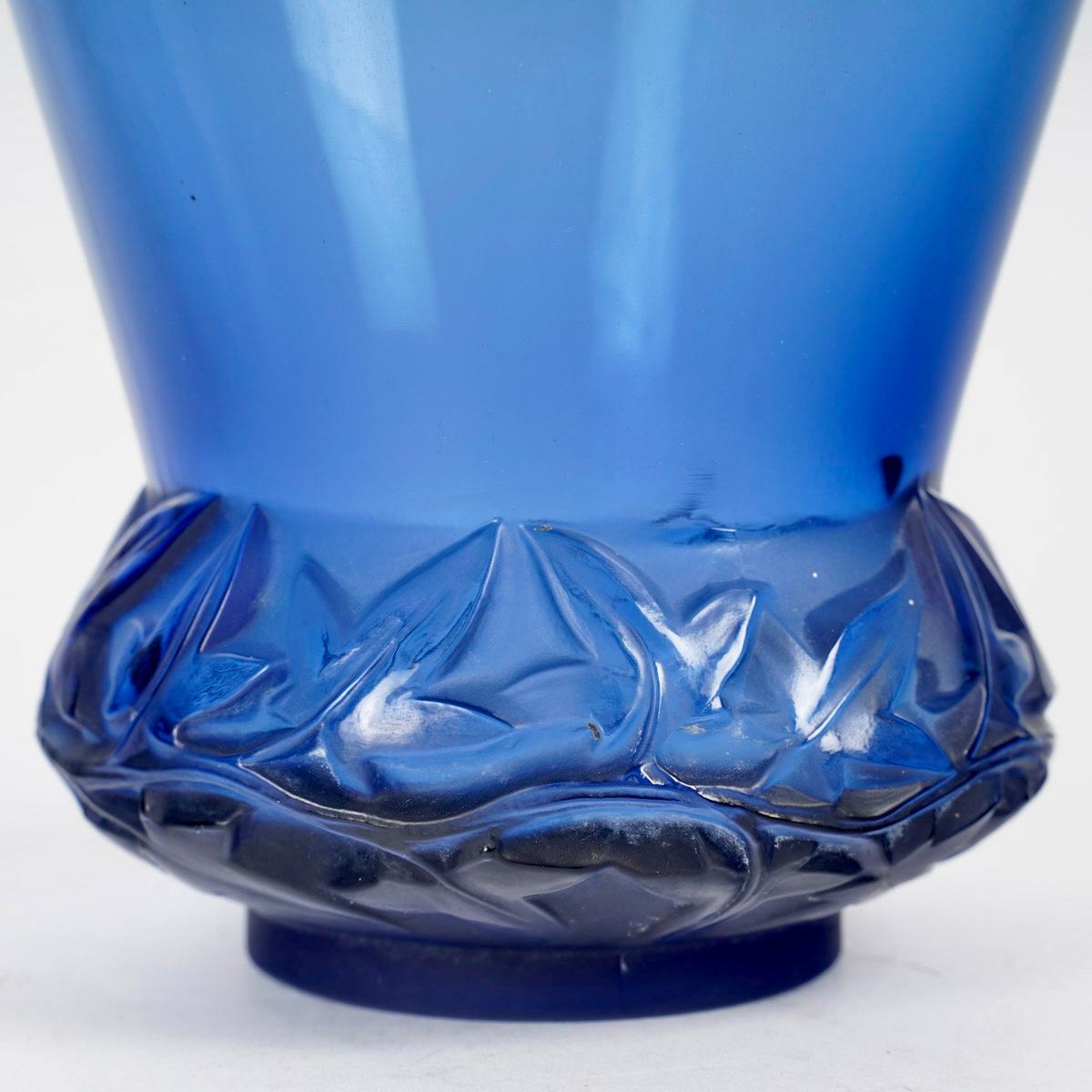 French 1930 René Lalique Vase Lierre Navy Blue Glass, Ivy For Sale