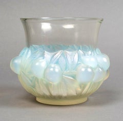1930 René Lalique - Vase Prunes Verre opalescent à patine bleue
