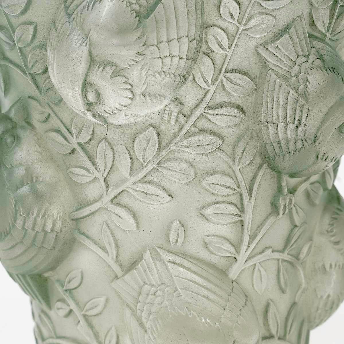 1930 René Lalique Vase Saint-François Frosted Glass Green Patina, Birds In Good Condition For Sale In Boulogne Billancourt, FR