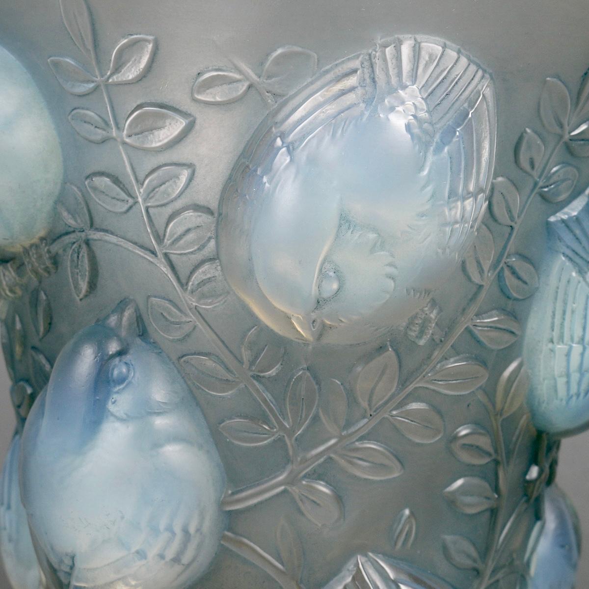 Art Deco 1930 René Lalique Vase Saint-François Opalescent Glass Blue Patina, Birds