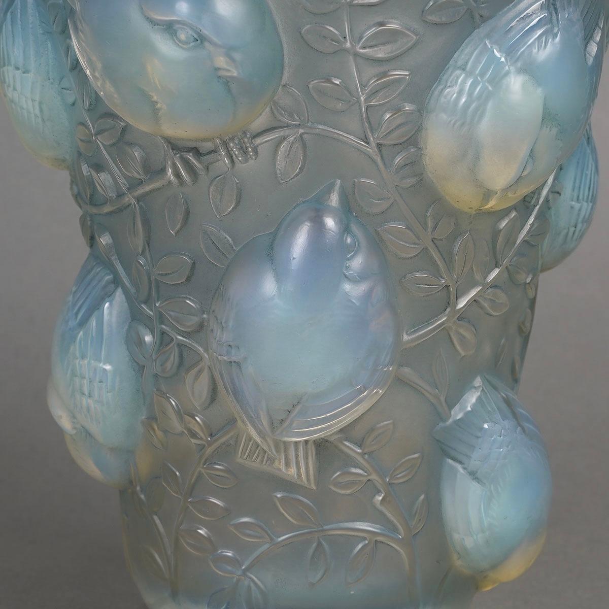 1930 René Lalique Vase Saint-François Opaleszentes Glas Blau Patina, Vögel (Art déco) im Angebot