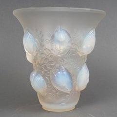 1930 René Lalique Vase Saint-François Opalescent Glass, Sparrows Birds