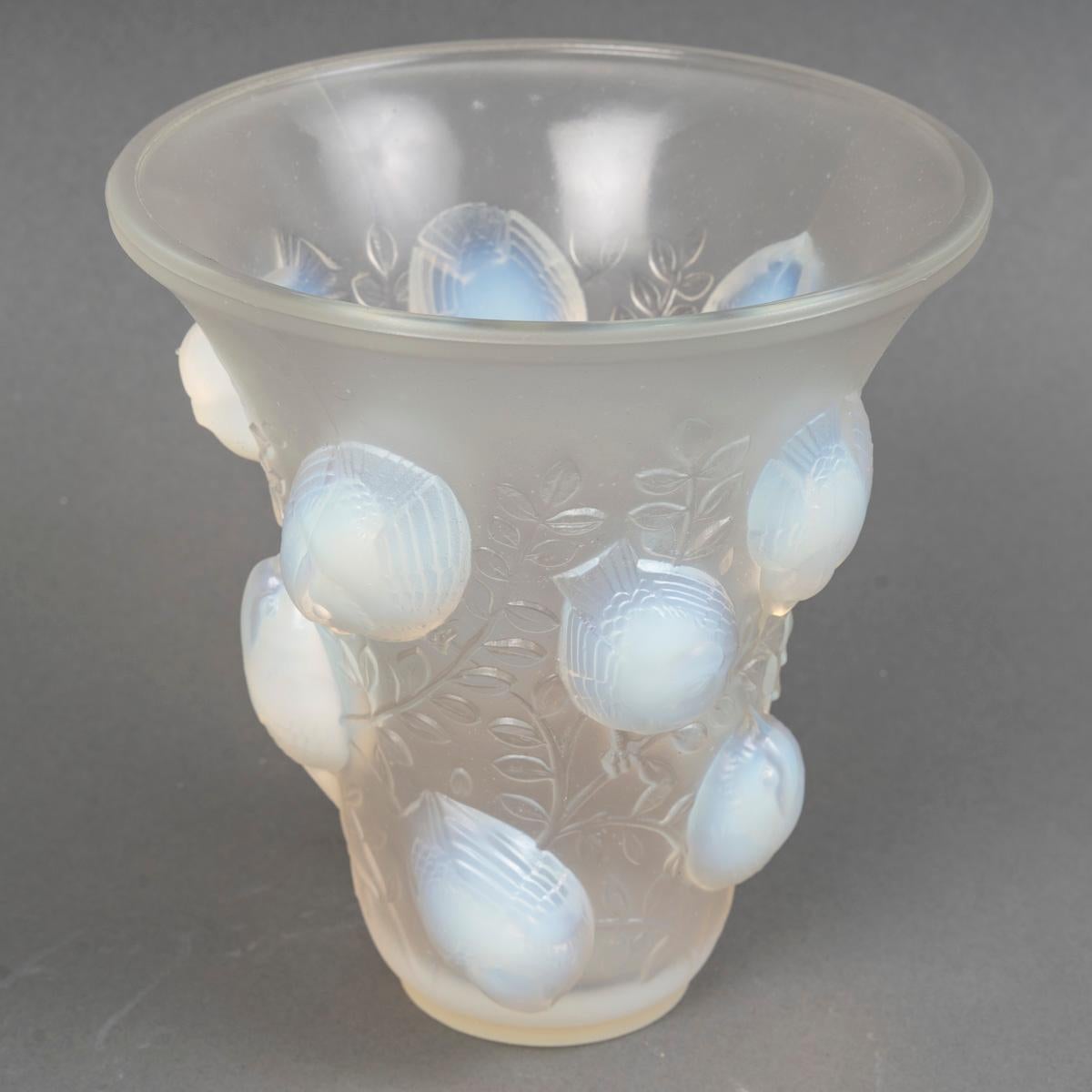 Art Deco 1930 René Lalique Vase Saint-François Opalescent Glass, Sparrows Birds For Sale