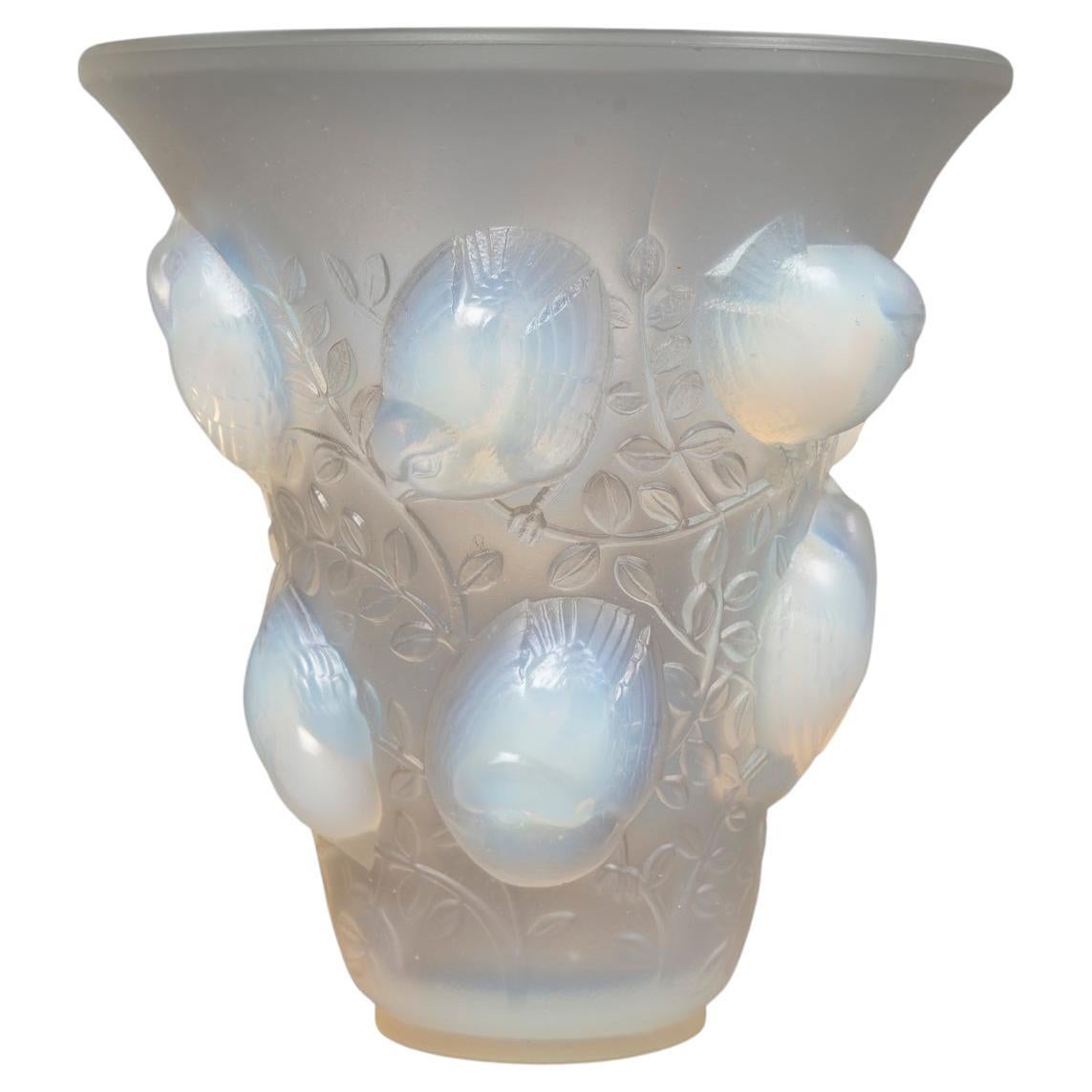 1930 René Lalique Vase Saint-François Opalescent Glass, Sparrows Birds For Sale