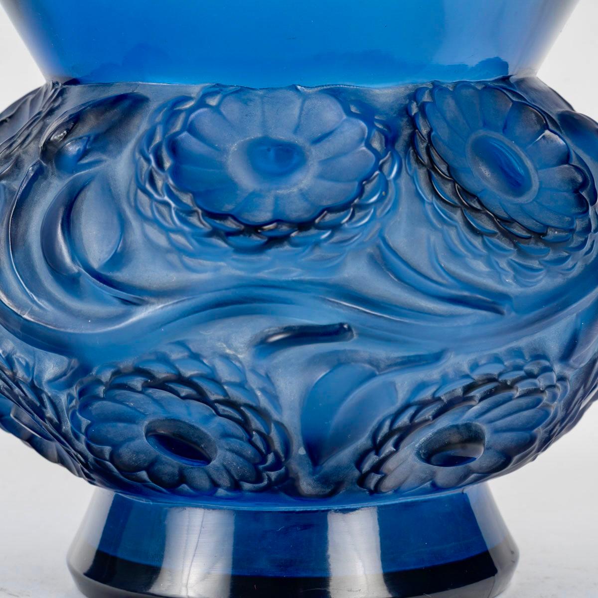 Art Deco 1930 René Lalique Vase Soucis Navy Blue Glass with White Patina - Flowers For Sale