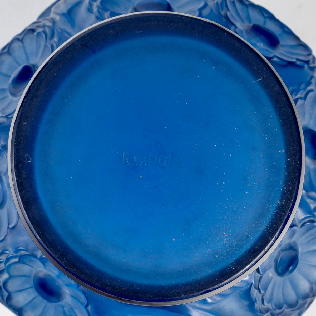 1930 René Lalique Vase Soucis Navy Blue Glass with White Patina - Flowers In Good Condition For Sale In Boulogne Billancourt, FR