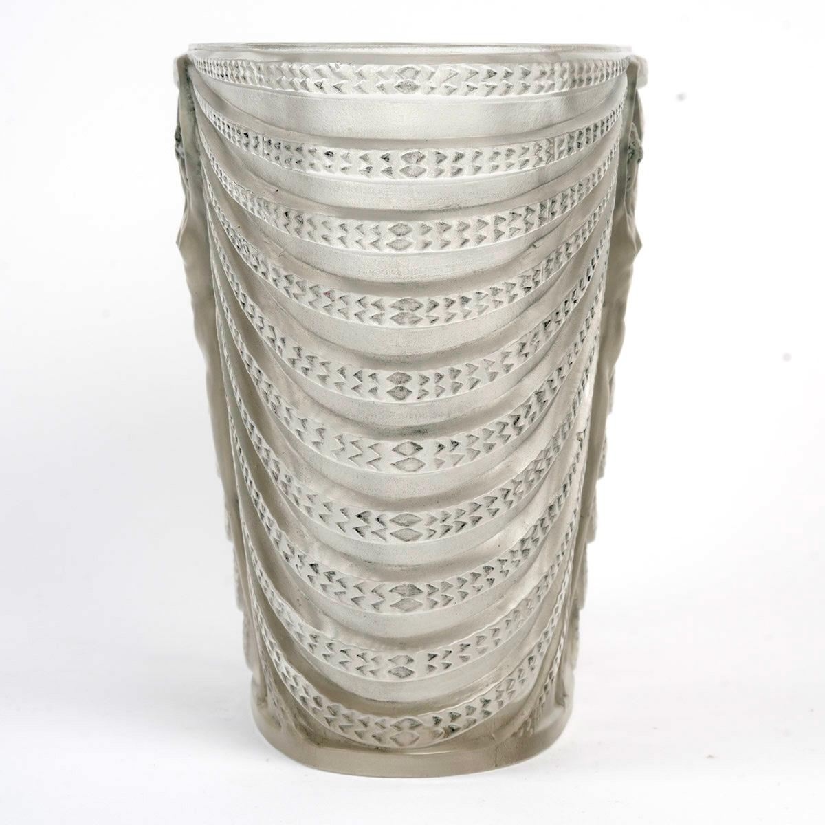 1930 Jarrón René Lalique Vidrio Terpsícore con pátina gris azulada Francés en venta