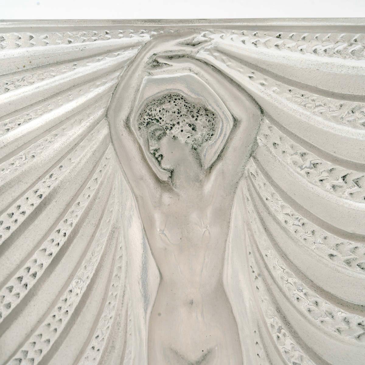 1930 Jarrón René Lalique Vidrio Terpsícore con pátina gris azulada Moldeado en venta