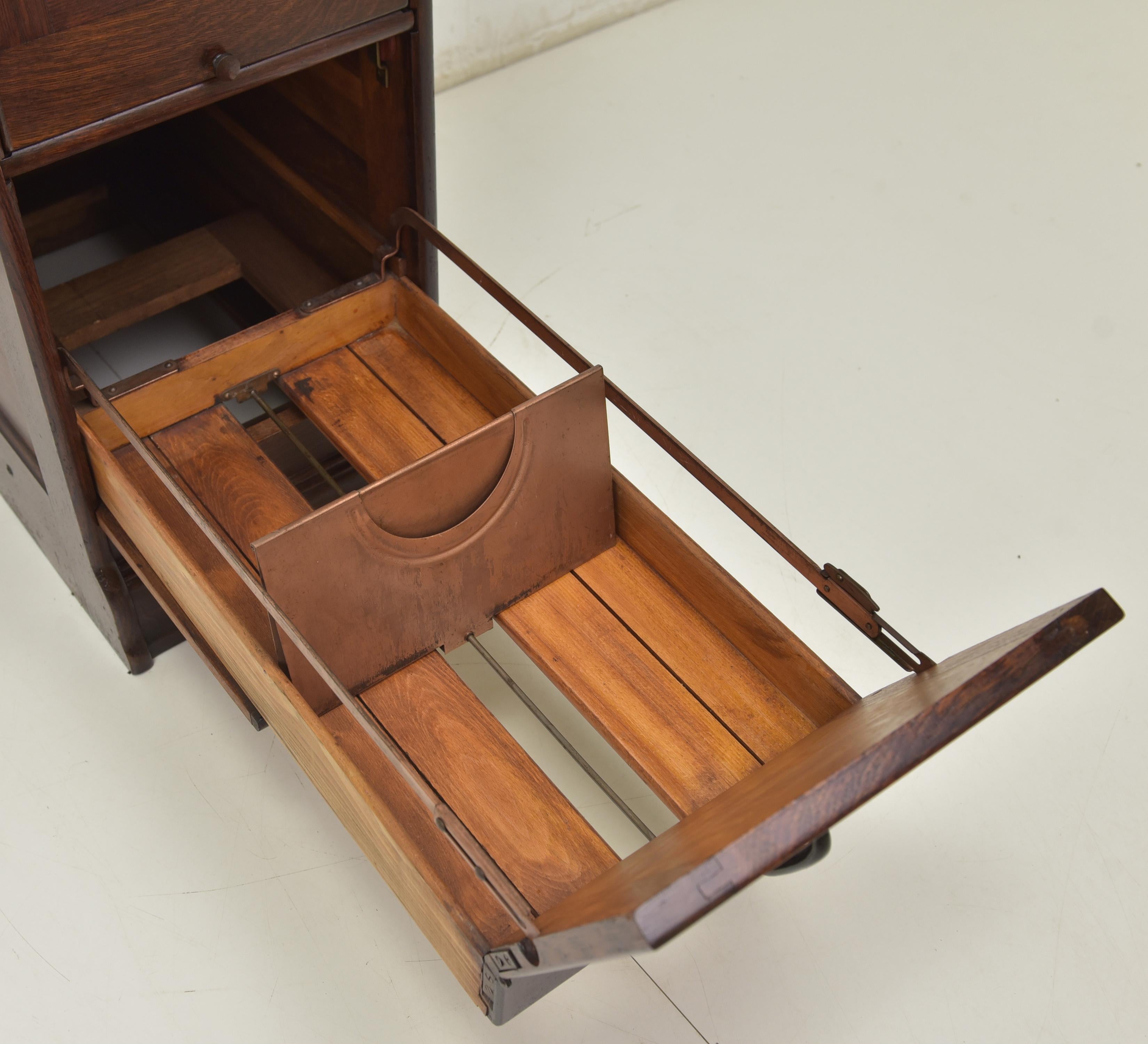 1930 restored Globe-Wernicke filing cabinet oak drawer cabinet antique For Sale 5