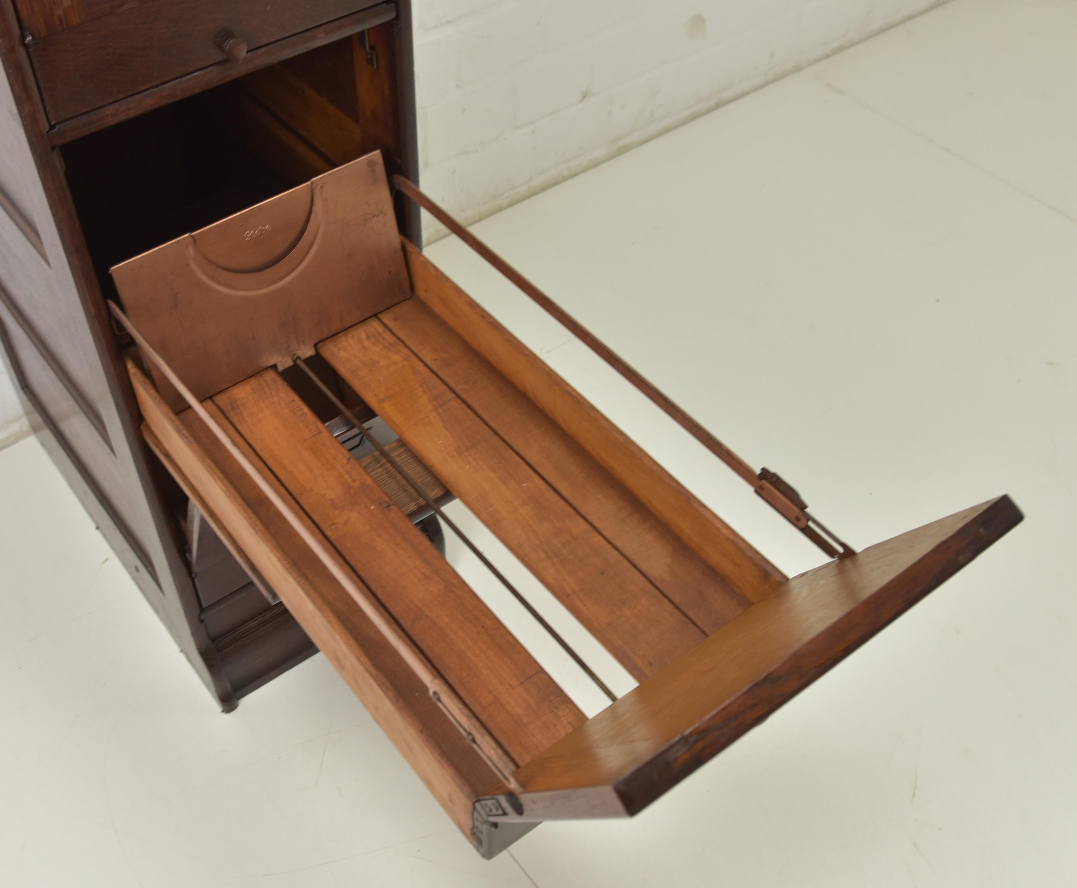 1930 restored Globe-Wernicke filing cabinet oak drawer cabinet antique For Sale 3
