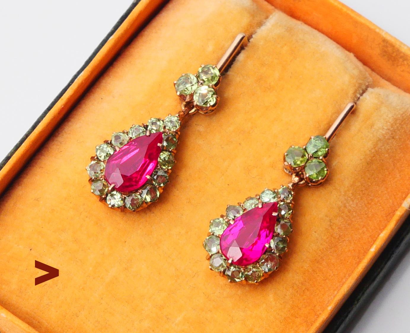 A  Paire de rares exemplaires soviétiques  Boucles d'oreilles huggies en or rose massif 583/ 14K serties de grenats démantoïdes russes naturels de taille européenne et de rubis de laboratoire. 

Chaque boucle d'oreille porte les poinçons du début de