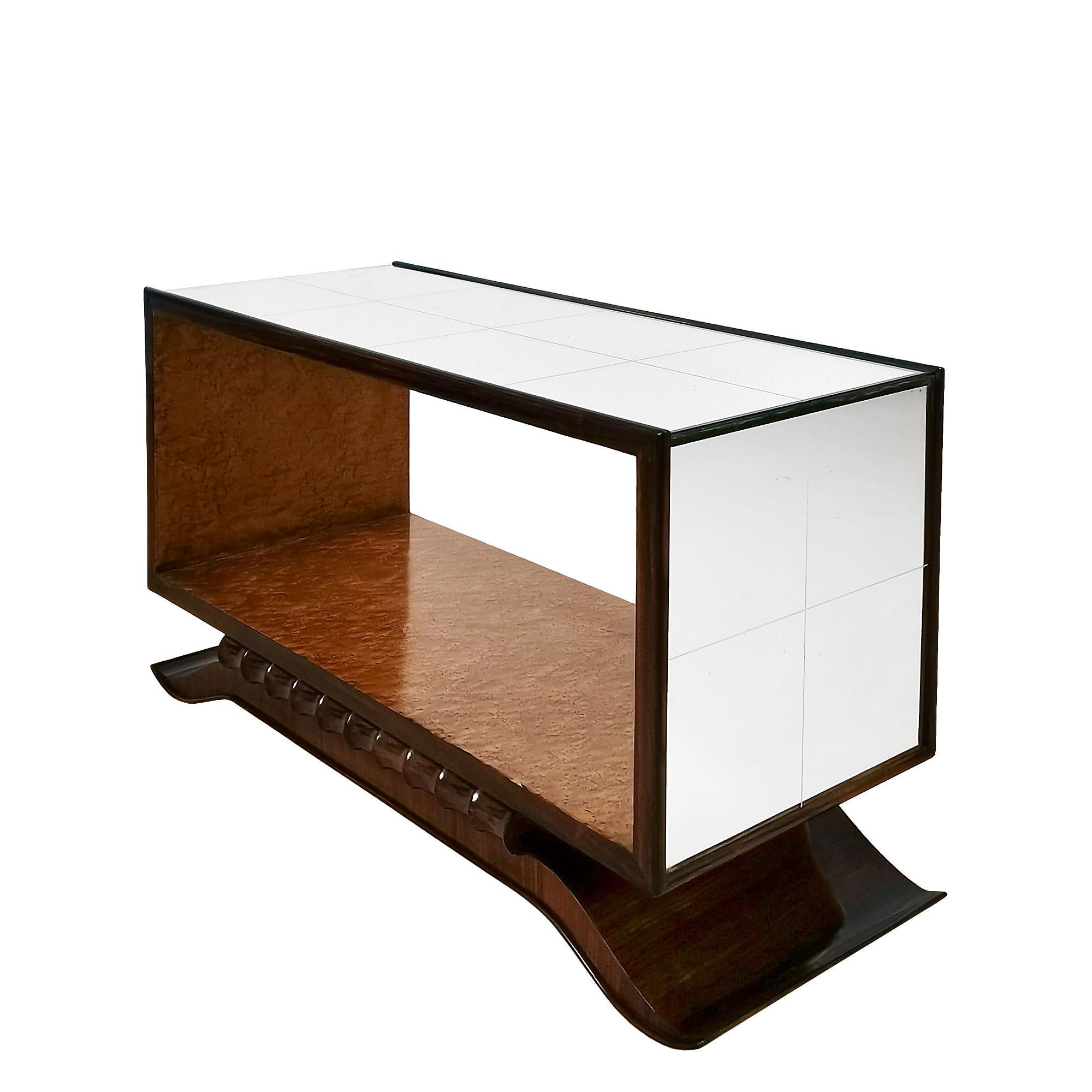 Kubistischer Couchtisch im Art-Deco-Stil, Massivholz und Vogelaugenahorn-Furnier, massives Mahagoni mit Mahagoni-Furnier-Sockel, französische Politur. Seiten und Deckel mit gravierten Spiegeln verziert
Italien um 1930.