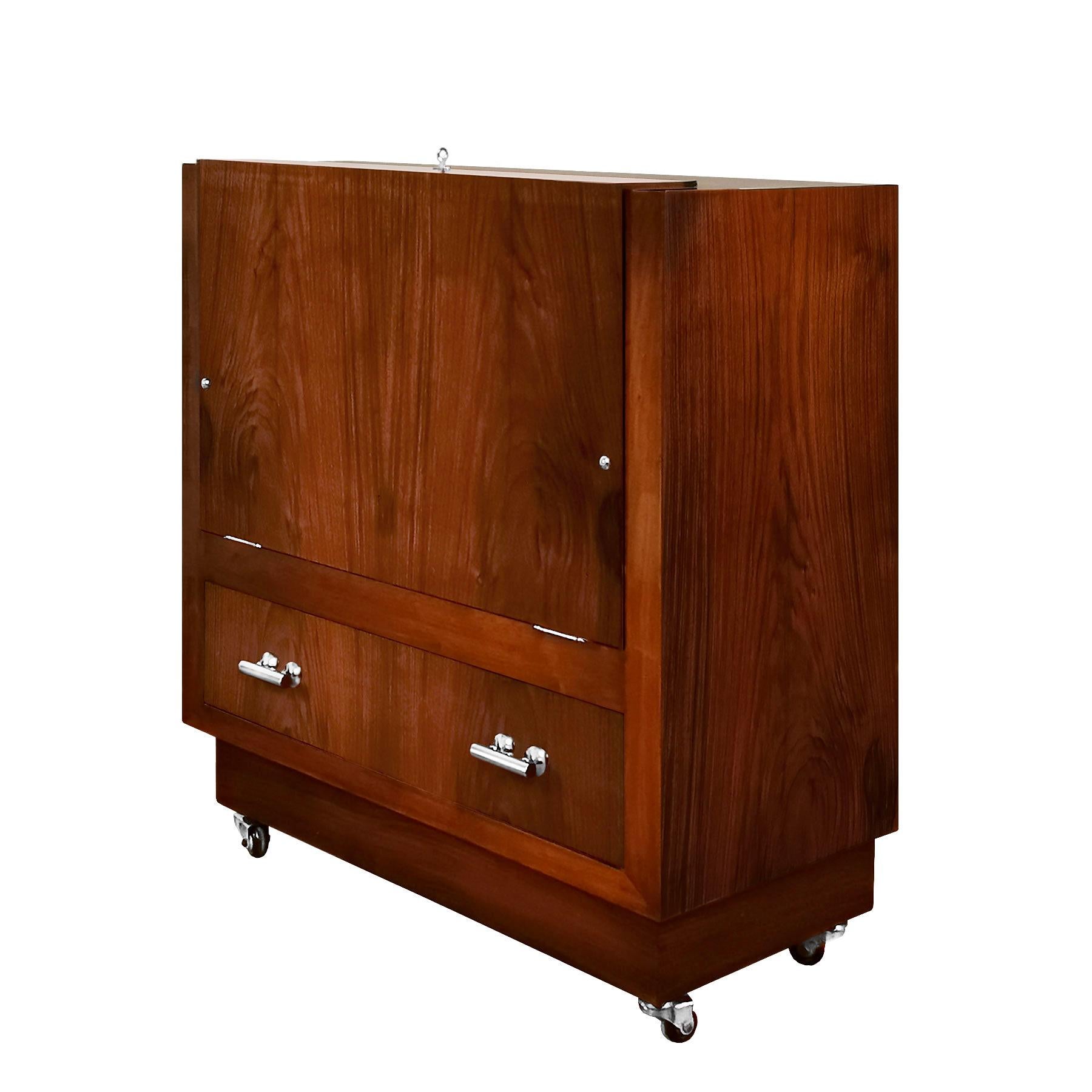 Art Deco cubist dry bar, solid wood with walnut veneer, french polish. One drawer and one flap door with two illuminated compartments, frosted glass and glass shelf. Nickel plated brass handles and hardware. Original wheels.
Spain, Barcelona circa