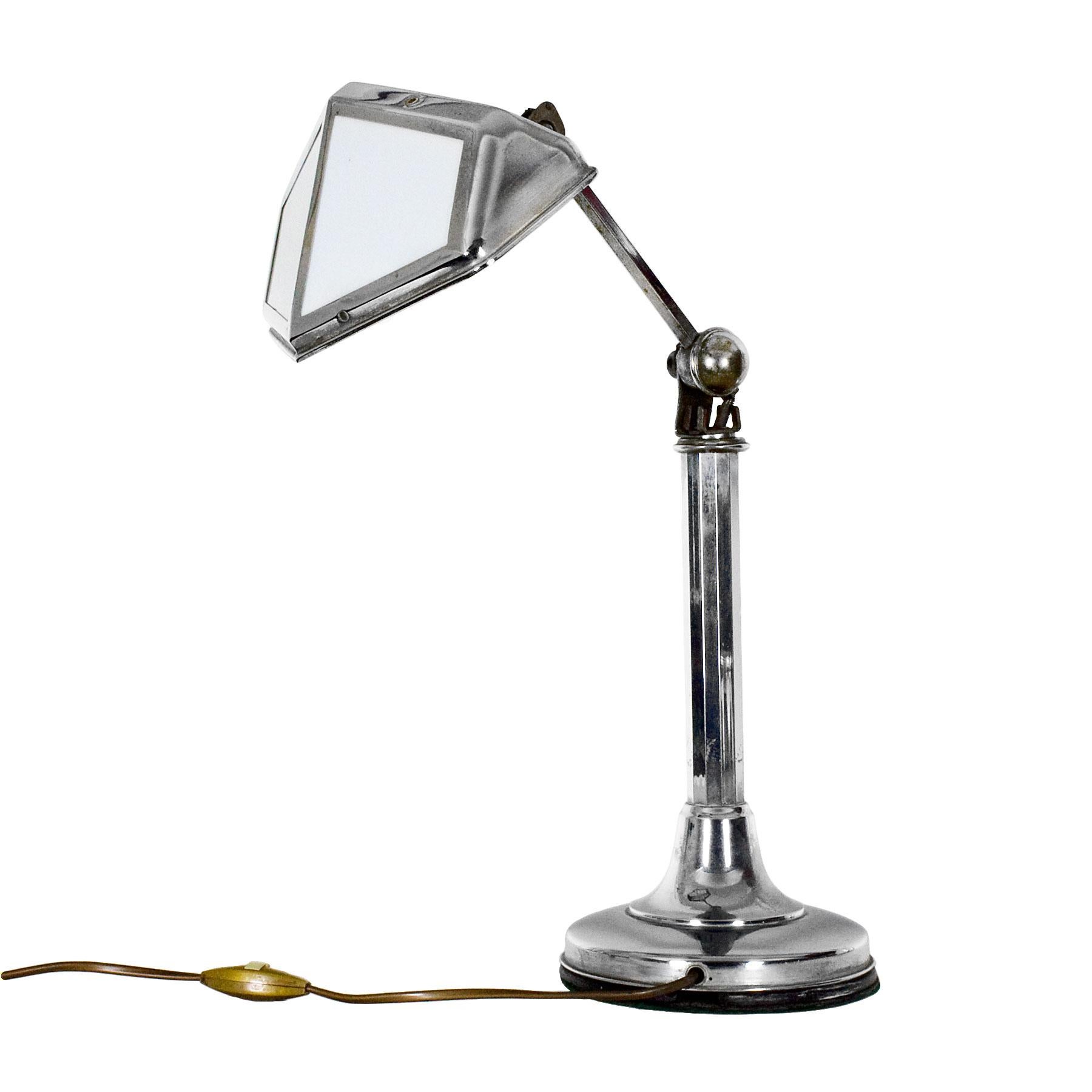 Art Deco desk lamp, chrome-plated metal and white opaline, adjustable height and inclination. Bayonet bulbs
Registered design: Pirouette.

France, circa 1930

Measurements:
Depth 23 cm
Width Max. 40 cm Min. 26 cm
Height Max. 52 cm Min: 38 cm.