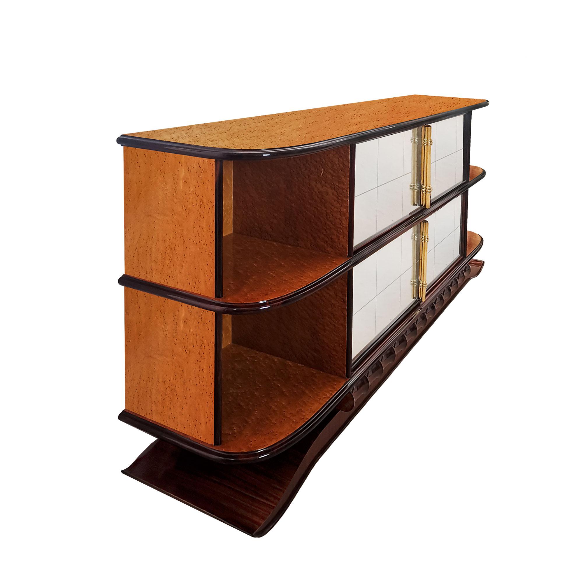 Credenza Art Déco, legno massiccio con impiallacciatura in acero birdseye, mogano massiccio e impiallacciatura in mogano (interno ed esterno), lucidatura francese. Due porte decorate con specchi incisi e maniglie in ottone massiccio