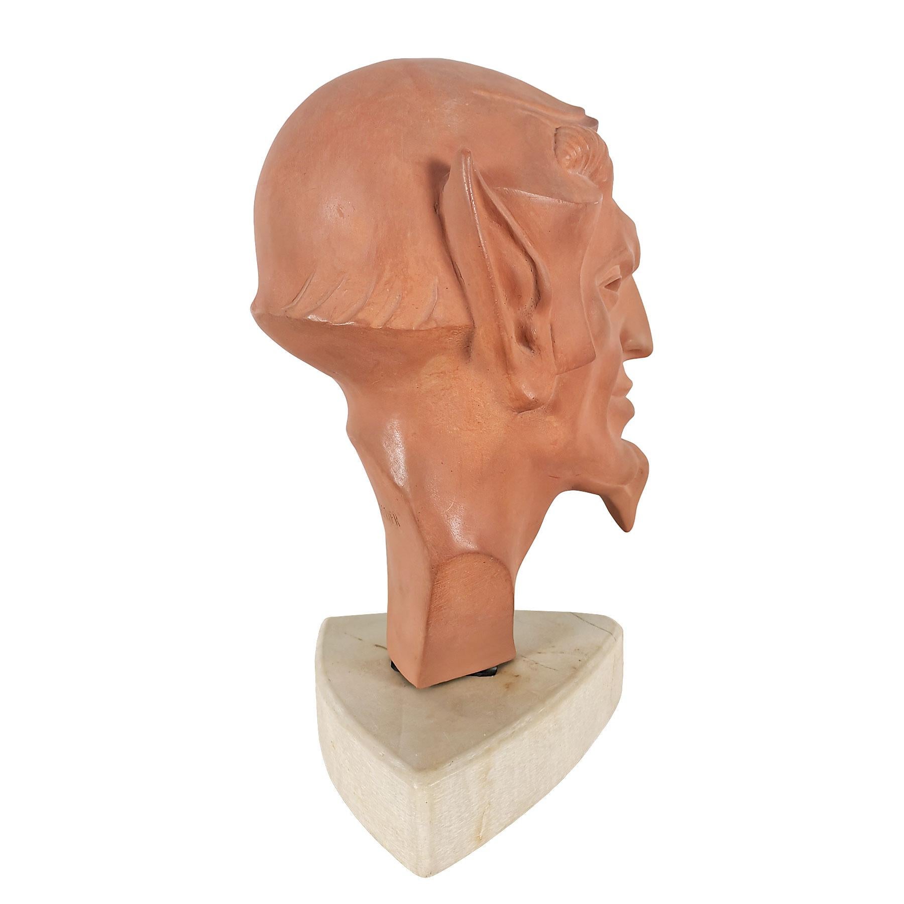 Milieu du XXe siècle Tête de faune stylisée Art Déco des années 1930 en terre cuite avec base en marbre - France en vente