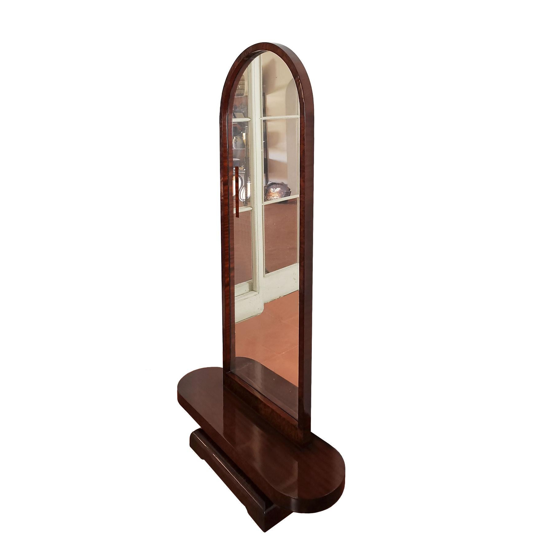 Art Deco Waschtisch aus Massivholz mit Mahagoni und Mahagoniwurzelholzfurnier, französisch poliert. Originaler dicker Spiegel mit Oxidation.
Frankreich, um 1930

Maße des Spiegels: 56 x 4 x 123 cm.