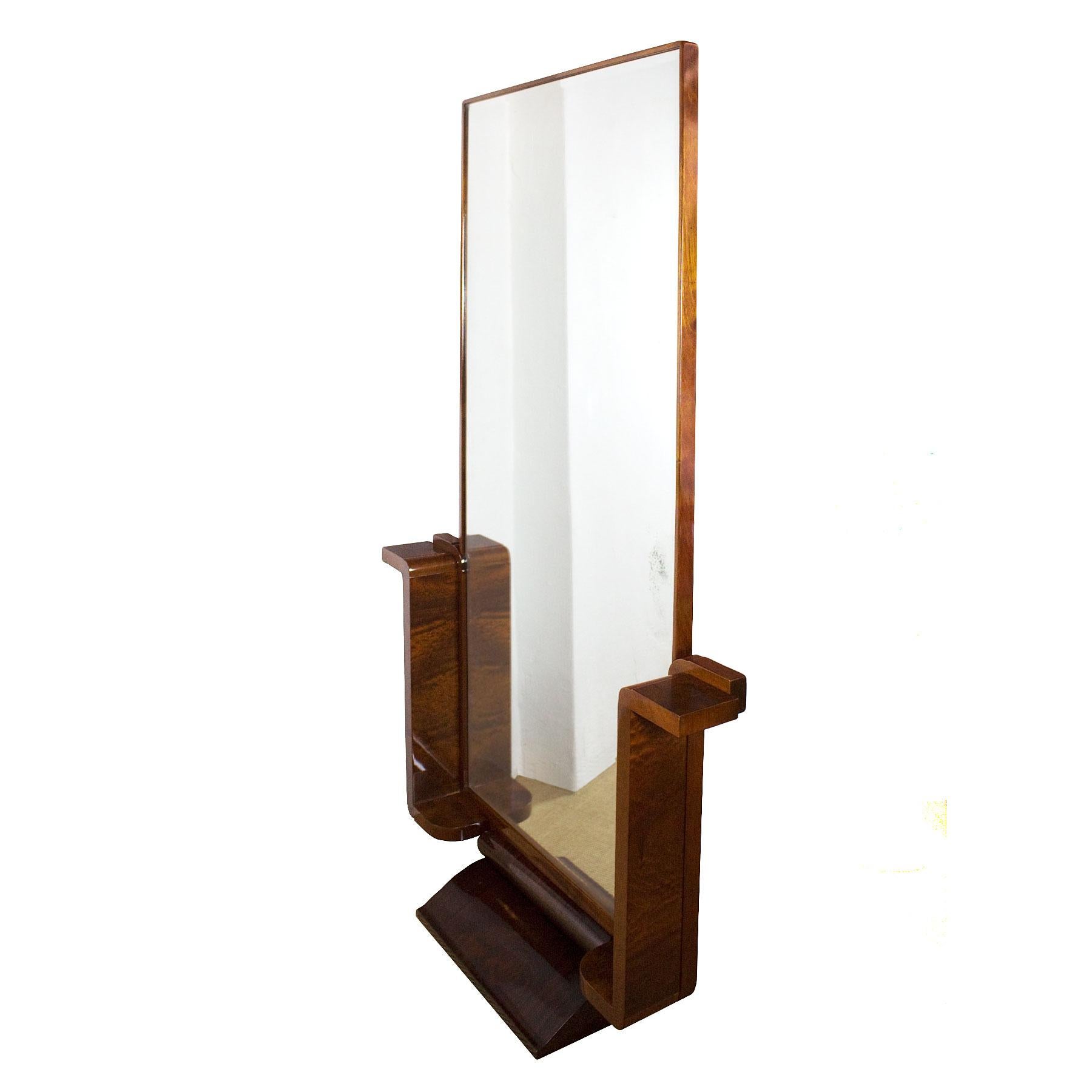 Splendid high quality Art Deco vanity, solid mahogany and mottled mahogany veneer, French polish. Original beveled mirror (some oxidation).

In the style of Jean Fauré.

School of Toulouse, France, circa 1930.