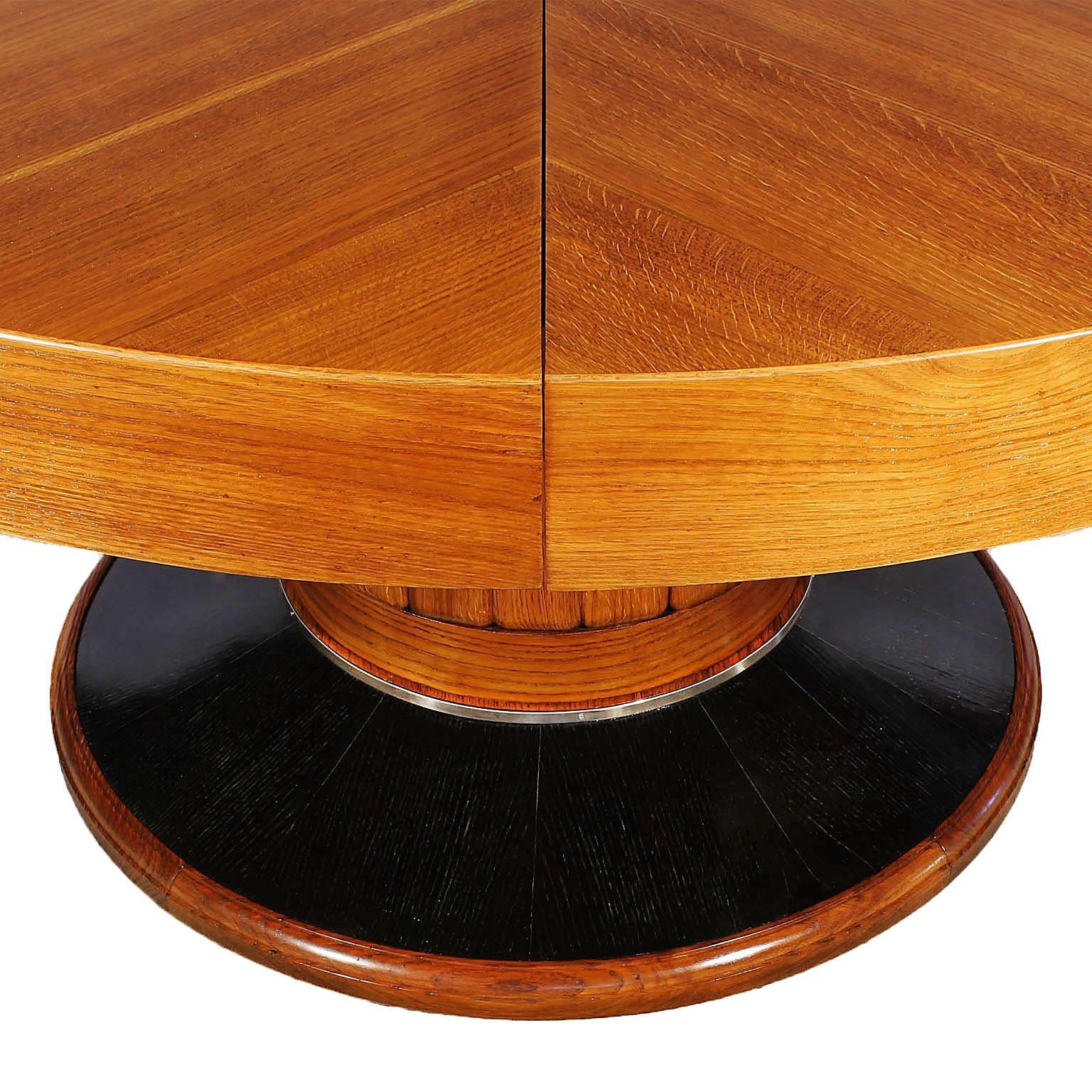 Milieu du XXe siècle Grande table ronde Art déco des années 1930, chêne et placage, anneau en laiton - Barcelone, Espagne en vente