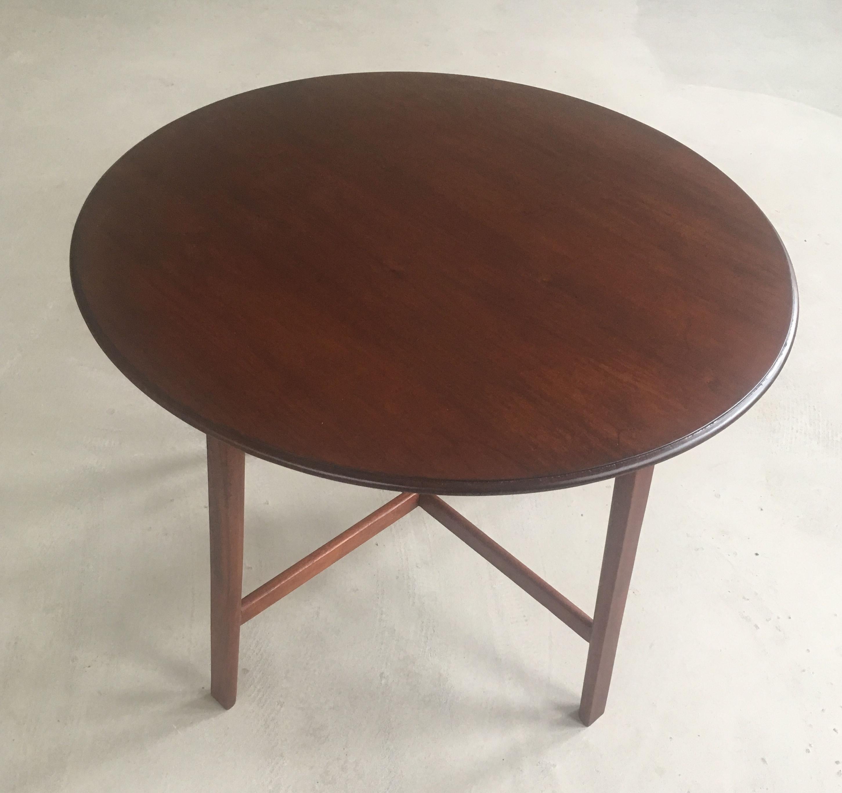 Restored Danish Art Deco teak side table from the 1930s

Beautifull round Danish sidetable in teak with small details like the half rounded legs, rounded edges.

The table has been restored and refinished with deep respect for the table by our