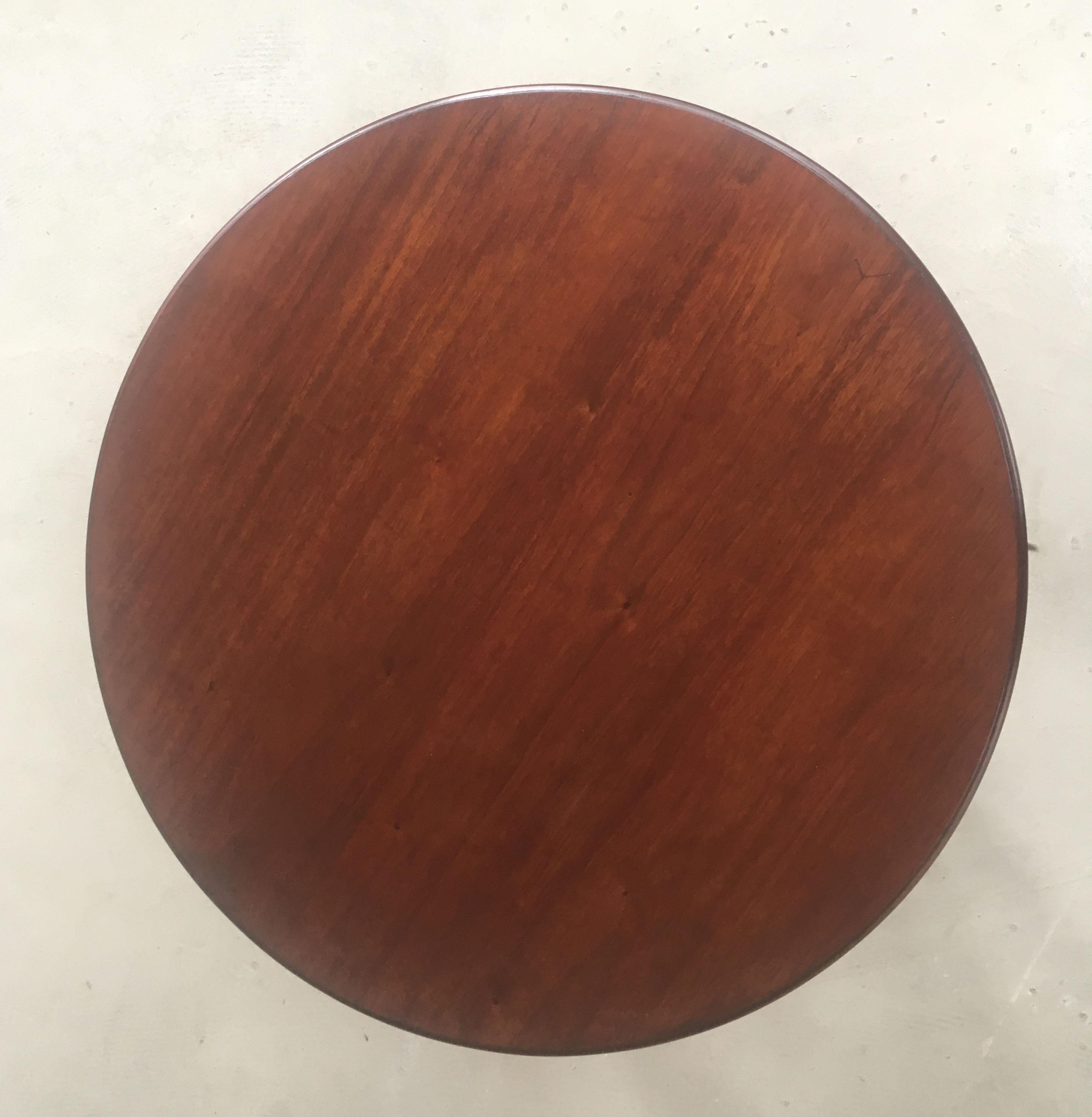 1930er Jahre restaurierter dänischer Art Deco Beistelltisch aus Teakholz (Art déco) im Angebot