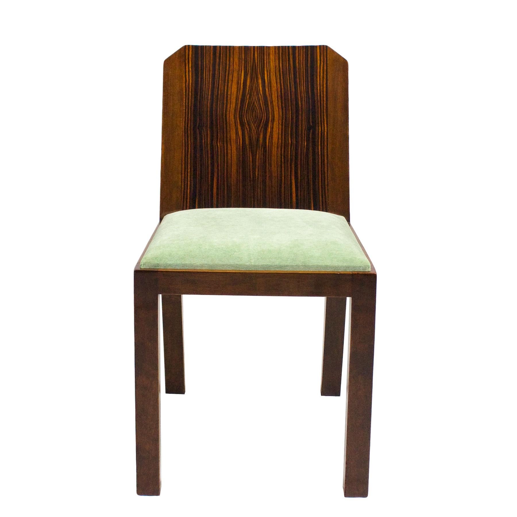 Satz von sechs Art Deco Stühlen, Nussbaum massiv und Makassar Ebenholz furniert, französisch poliert. Neue Sitze mit celadongrünem Samtbezug.

Frankreich, um 1930.