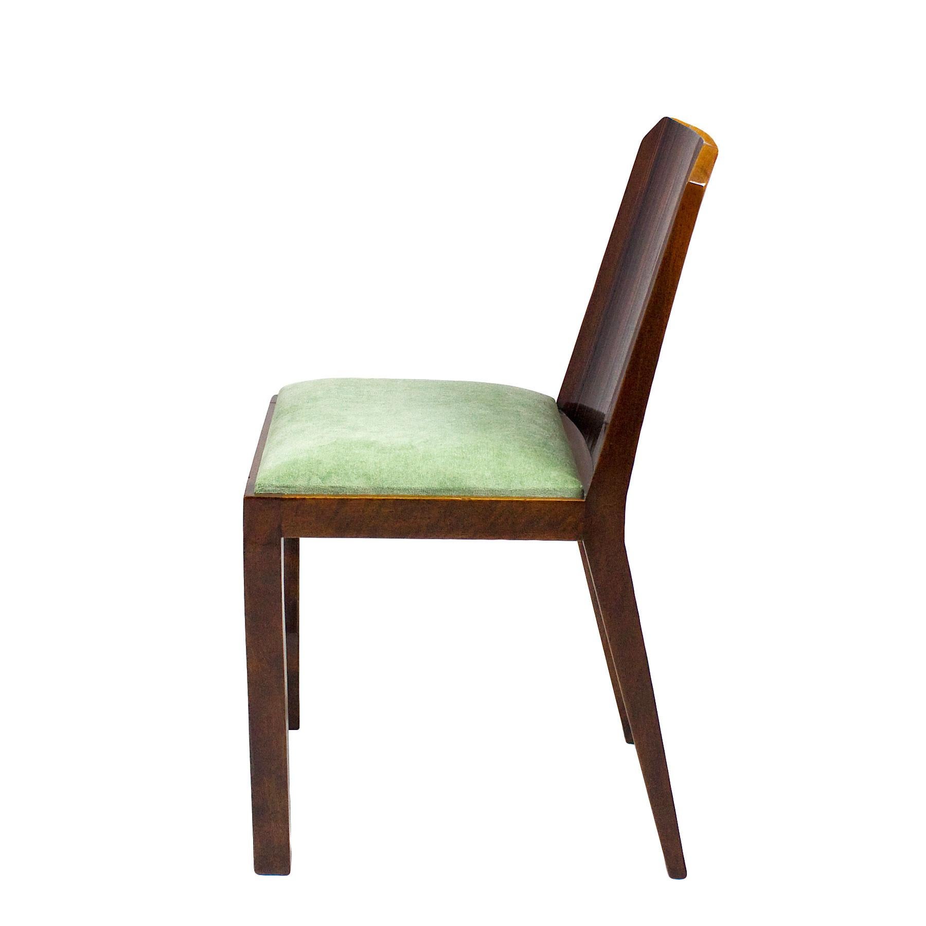 Satz von sechs Art-Déco-Stühlen aus Nussbaum, Makassar-Furnier und Samt – Frankreich, 1930er Jahre (Französisch) im Angebot