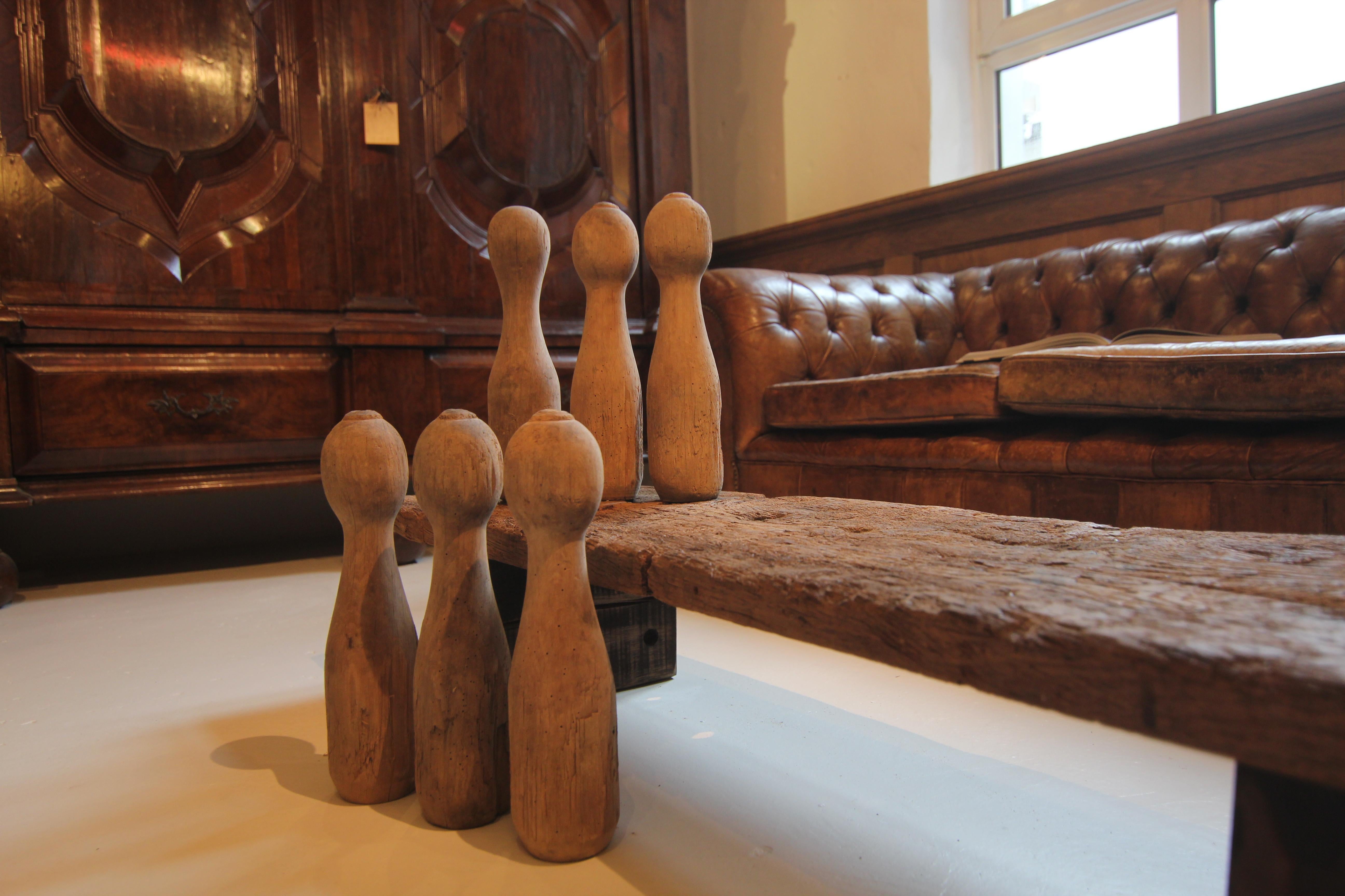Set di 6 birilli in legno del 1930. Molto belli come oggetti decorativi astratti. 

Dimensioni
Altezza: 39 cm.
Diametro: 9 cm.

Peso di ciascuna: 1,401 kg