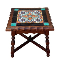 1930 Table d'appoint en acajou sculpté de style espagnol, teinté foncé, avec plateau en Taylor Tile