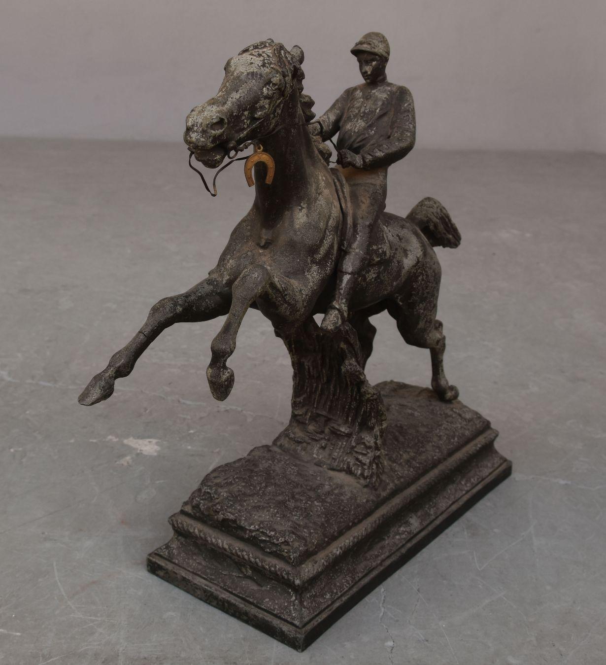 1930 Skulptur aus Zinn, die einen Jockey und sein Pferd darstellt.