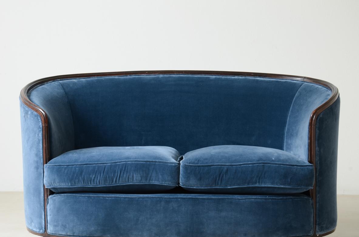 COD-Z43
Splendid two-seater curved sofa with velvet upholstery.

Italian manufacture, Turin, around 1930.

135x70xh76
