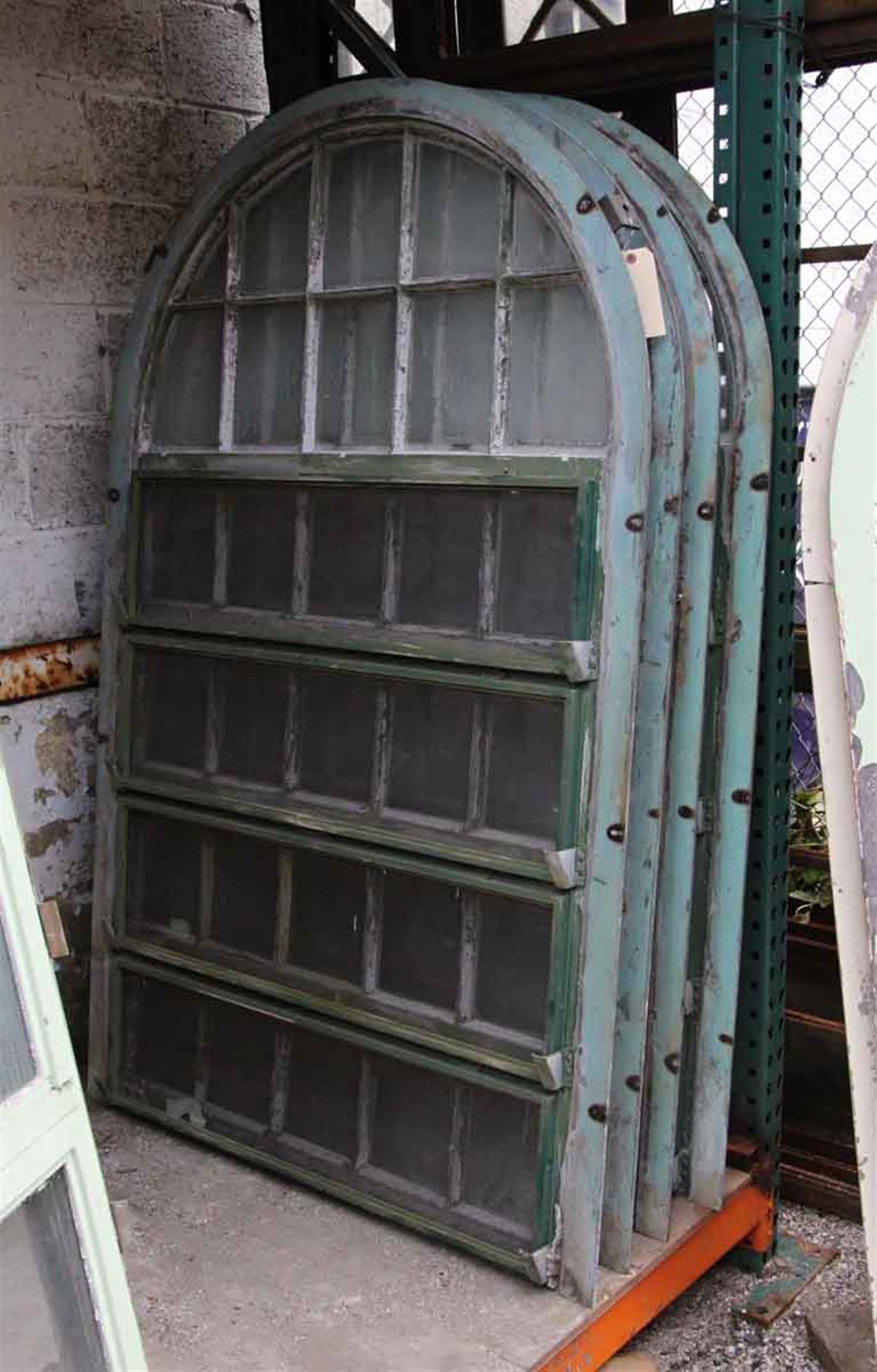 1930 Steel Palladian Window with Horizontal Openings and Frame from New Jersey In Good Condition In New York, NY