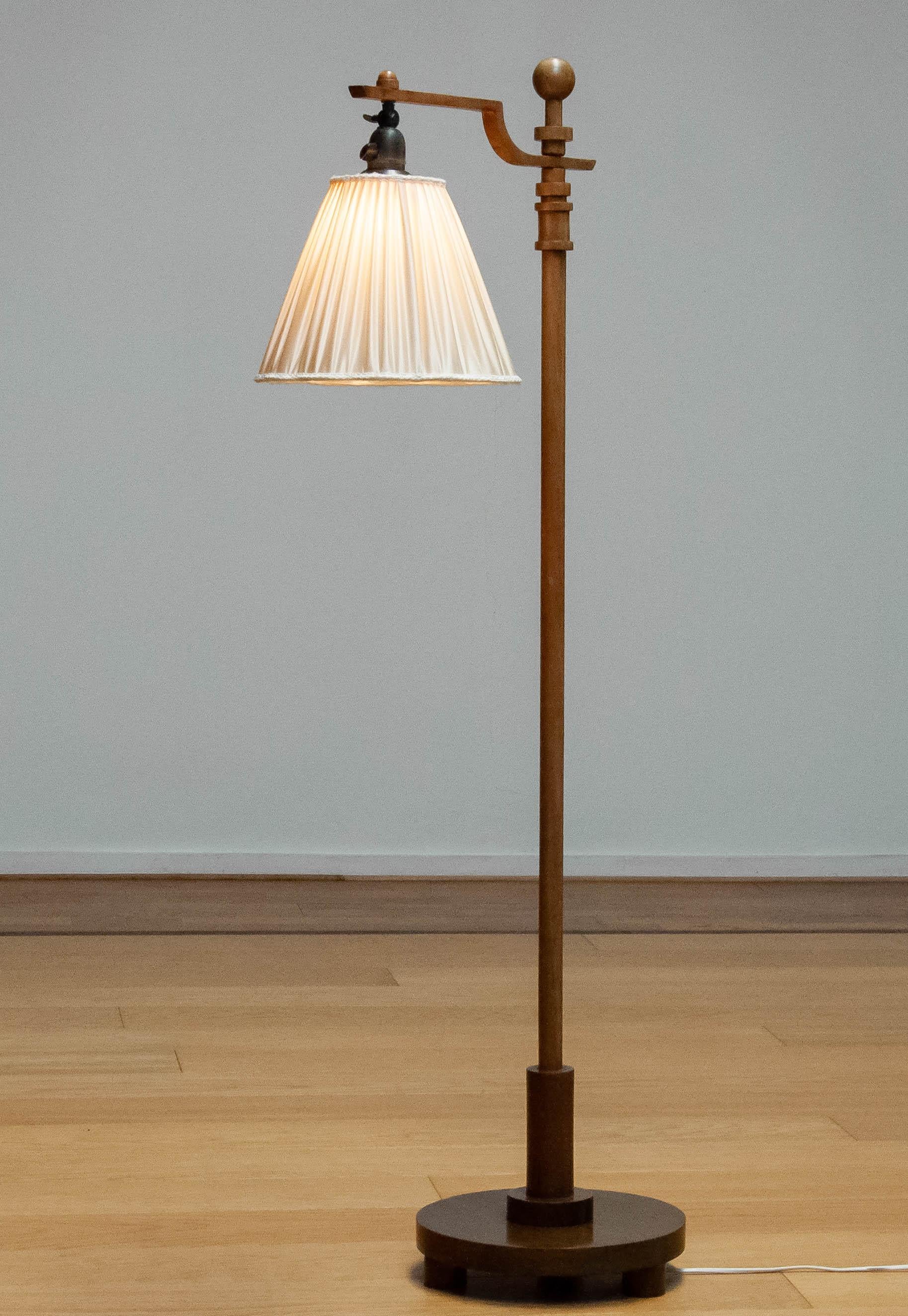 1930 Swedish Designer Art Deco Wooden Floor Lamp In Walnut With Silk Satin Shade (Lampe à pied en bois en noyer avec abat-jour en satin de soie) en vente 3