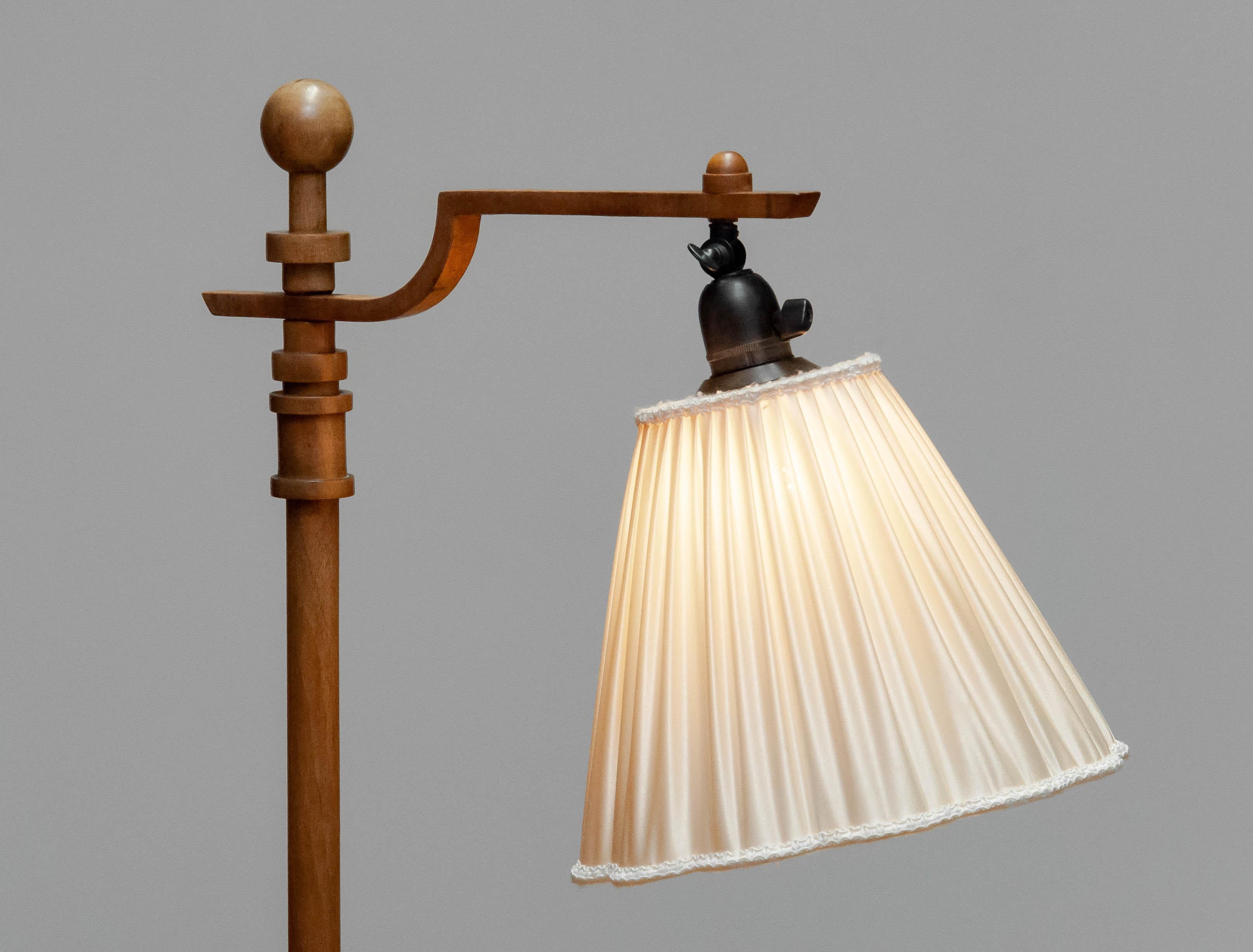 Art déco 1930 Swedish Designer Art Deco Wooden Floor Lamp In Walnut With Silk Satin Shade (Lampe à pied en bois en noyer avec abat-jour en satin de soie) en vente