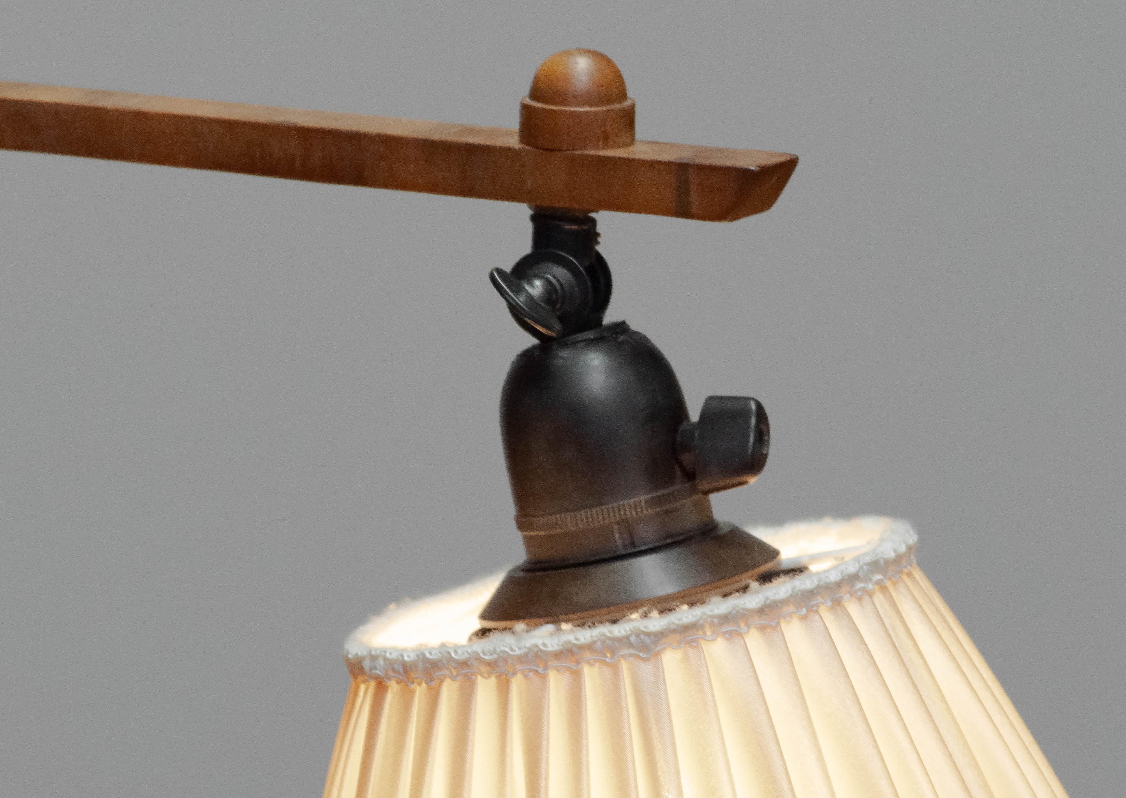 Suédois 1930 Swedish Designer Art Deco Wooden Floor Lamp In Walnut With Silk Satin Shade (Lampe à pied en bois en noyer avec abat-jour en satin de soie) en vente